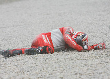 Loris Capirossi hatte Glück im Unglück, seine WM-Chancen waren jedoch dahin