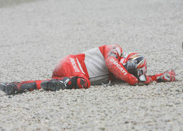 Loris Capirossi hatte Glück im Unglück, seine WM-Chancen waren jedoch dahin