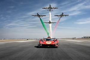 Der Ferrari 499P und vier MB-339 Pan