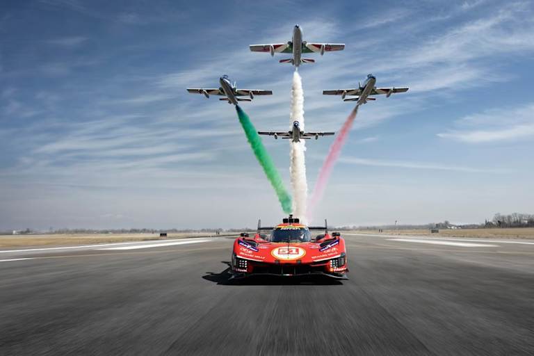 Der Ferrari 499P und vier MB-339 Pan