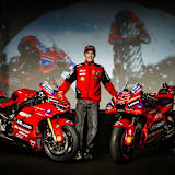 Marc Marquez mit seiner Werks-Ducati (rechts) und der Panigale V4 Replica