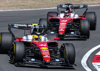 Lewis Hamilton vor Charles Leclerc (Ferrari)