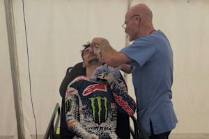 Tim Gajser in ärztlicher Behandlung