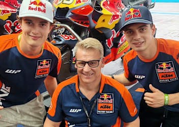 Lucas und Sacha Coenen mit KTM-Rennsportchef Pit Beirer