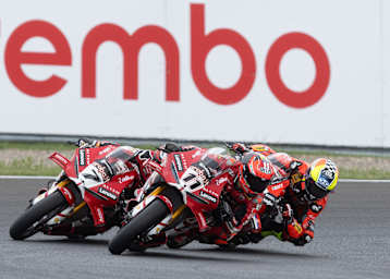 Yari Montella (gelber Helm) gegen das Aruba-Duo Bulega (11) und Lecuona