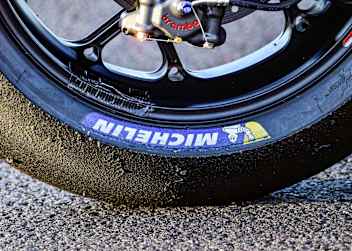 Die Michelin-Slicks erlauben schnelle Rundenzeiten