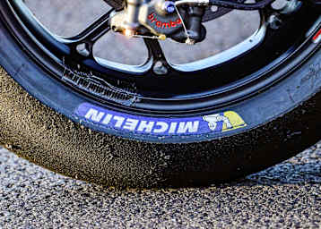 Die Michelin-Slicks erlauben schnelle Rundenzeiten