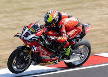 Yari Montella mit seiner Ducati Panigale V4R mit Suter-Schwinge