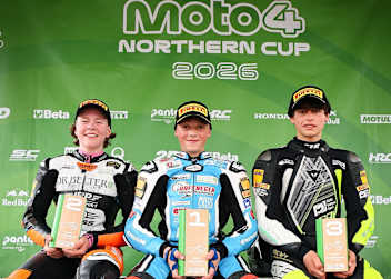 Man spricht deutsch auf dem Podest des Moto4 Northern Cup