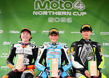 Man spricht deutsch auf dem Podest des Moto4 Northern Cup