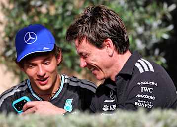 Mercedes-Teamchef Toto Wolff im Gespräch mit Kimi Antonelli