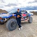 Formel-1-Fahrer Isack Hadjar mit dem Dakar-Ford Raptor T1+