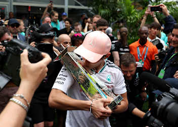 Küsschen für den Pokal: Kimi Antonelli in Miami