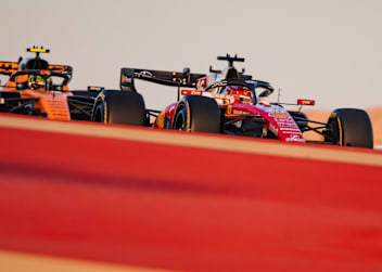 Charles Leclerc im Ferrari vor Lando Norris im McLaren