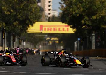 Max Verstappen vor Lewis Hamilton