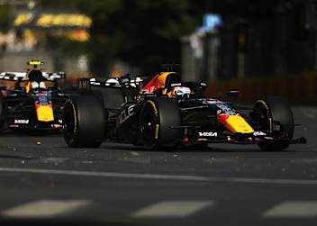 Max Verstappen vor Isack Hadjar in Baku