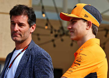Oscar Piastri mit seinem Manager Mark Webber 2024 in Bahrain