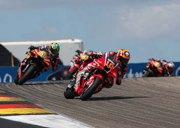 Luca Marini vor Brad Binder