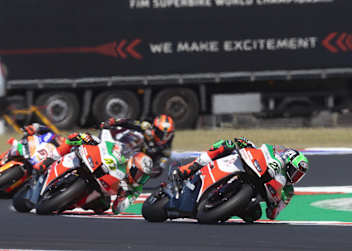 Alex Lowes vor seinem Bimota-Teamkollegen Axel Bassani