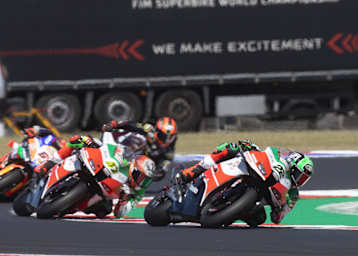 Alex Lowes vor seinem Bimota-Teamkollegen Axel Bassani