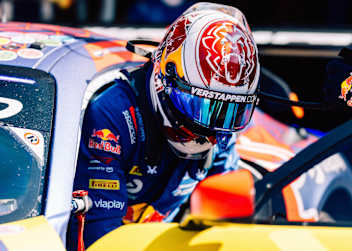 Max Verstappen steigt in seinen Mercedes-AMG GT3 ein