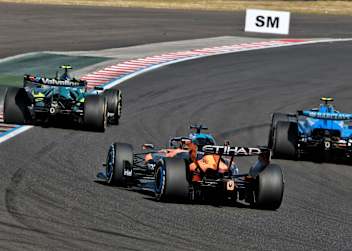 Piastri (unten) verfolgt Alonso (links) und Sainz (rechts), gleich kracht's