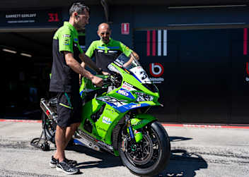 Die Kawasaki ZX-10RR hat mehr Änderungen erfahren, als offensichtlich