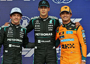 Pole für Russell (Mitte), vor Antonelli (links) und Norris (rechts)