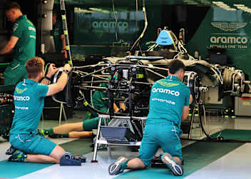 Intensive Arbeiten in der Garage von Aston Martin