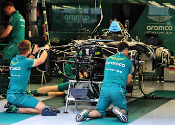 Intensive Arbeiten in der Garage von Aston Martin