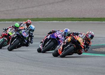 Enea Bastianini auf dem Sachsenring vor seinen Verfolgern