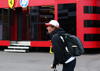 Kimi Antonelli am Donnerstag im Madrid-Paddock auf einem Roller