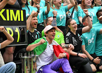Kimi Antonelli feiert mit dem Team, um seine Schultern die Italien-Flagge
