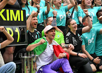 Kimi Antonelli feiert mit dem Team, um seine Schultern die Italien-Flagge