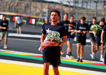 Pierre Gasly brachte 2025 beim Run for Anthoine Blumen an die Unfallstelle