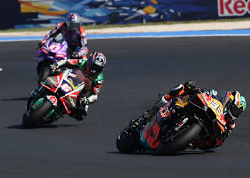 Brad Binder vor Johann Zarco