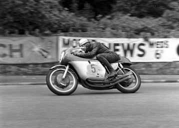 Mike Hailwood auf der beschädigten MV Agusta