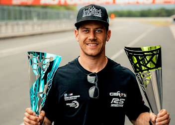 Marcel Schrötter mit zwei Brünn-Souvenirs