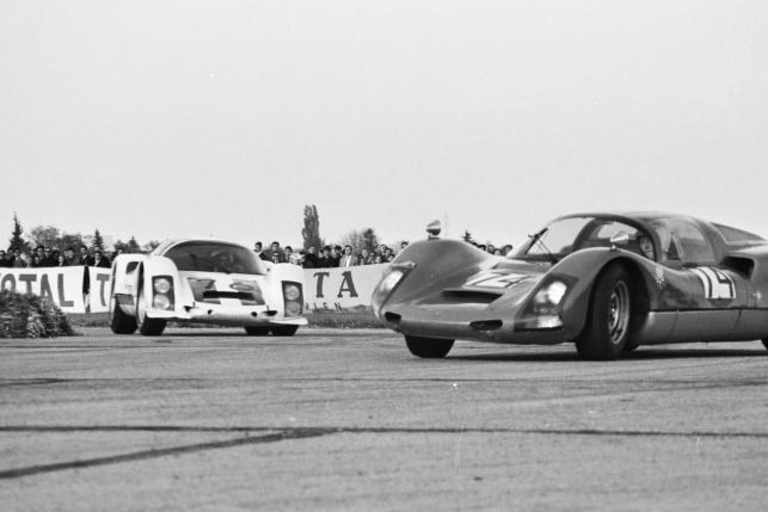 1966: Gijs van Lennep (v. im Drift) besiegte Jochen Rindt nach großem Kampf