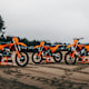 Zum Aufgalopp mit frischen Farben: KTMs Supercross-Familie wird poliert