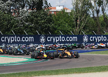 Max Verstappen presst sich in Imola vorbei an Oscar Piastri