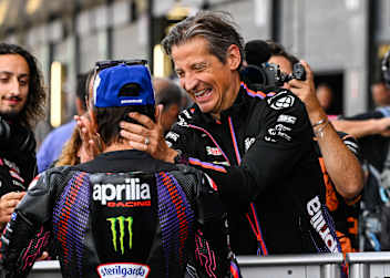 Massimo Rivola freute sich mit Jorge Martin und den anderen Fahrern