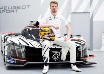 Robert Shwartzman und der Peugeot 9X8