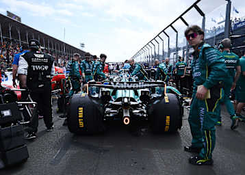 Lance Strolls Aston Martin in der Startaufstellung 