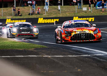 Der 75 Express Mercedes-AMG GT3 mit der Beschädigung an der Front