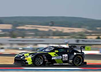 Der Walkenhorst Motorsport Aston Martin vor dem Regen