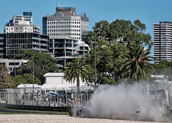 Max Verstappen bretterte sich im zweiten Melbourne-Training durchs Kiesbett