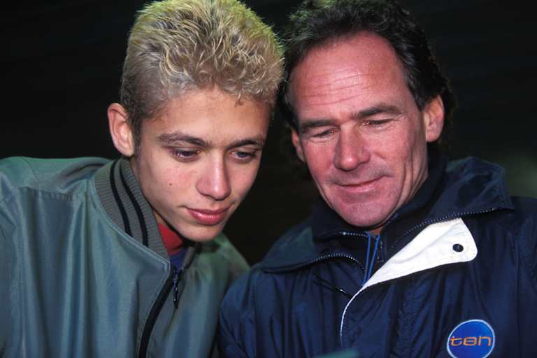 Valentino Rossi (li.) und Barry Sheene 1997