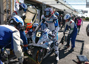 Loris Baz pilotiert beim Bol d'Or die BMW von ERC Endurance