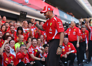 Lewis Hamilton mit seiner Ferrari-Mannschaft